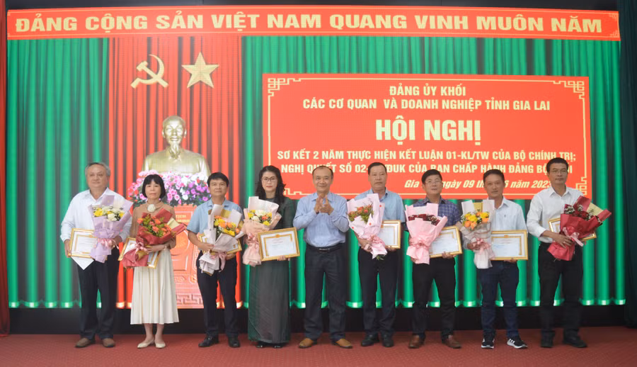 Bí thư Đảng ủy Khối các Cơ quan và Doanh nghiệp tỉnh (thứ 4 từ trái qua) tặng giấy khen cho 8 tập thể có thành tích trong học tập và làm theo tư tưởng, đạo đức, phong cách Hồ Chí Minh. Ảnh: Phương Dung