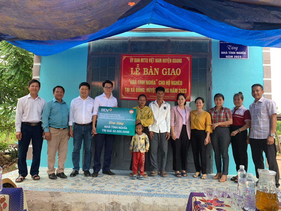 Đại diện lãnh đạo các cơ quan, đơn vị dự bàn giao nhà cho gia đình bà Đinh Thị Cúc-Thôn 2 (xã Đông). Ảnh: Ngọc Anh Đại diện lãnh đạo các cơ quan, đơn vị dự bàn giao nhà cho gia đình bà Đinh Thị Cúc-Thôn 2 (xã Đông). Ảnh: Ngọc Anh