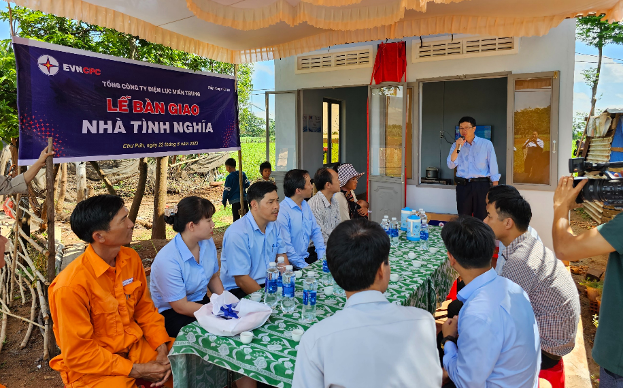 Công ty Điện lực Gia Lai trao nhà tình nghĩa cho gia đình bà Rlan H’Mim. Ảnh: Xuân Tiến Công ty Điện lực Gia Lai trao nhà tình nghĩa cho gia đình bà Rlan H’Mim. Ảnh: Xuân Tiến