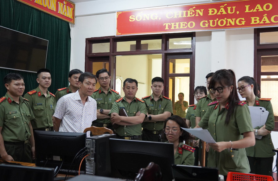 Cán bộ, chiến sĩ trực tiếp thực hiện công tác số hóa được hướng dẫn thao tác quy trình thực hiện. Ảnh: Bảo Hân Cán bộ, chiến sĩ trực tiếp thực hiện công tác số hóa được hướng dẫn thao tác quy trình thực hiện. Ảnh: Bảo Hân