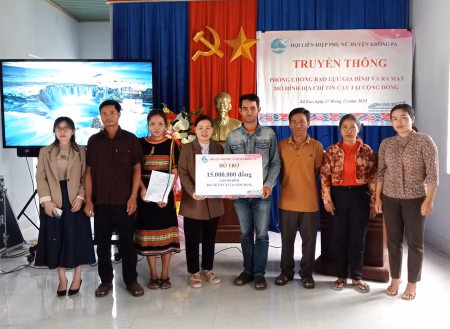 Các thành viên trong Ban Quản lý ra mắt và nhận số tiền 15 triệu đồng hỗ trợ mua sắm vật phẩm thiết yếu cho mô hình “Địa chỉ tin cậy tại cộng đồng”. Ảnh: Nguyễn Chi Các thành viên trong Ban Quản lý ra mắt và nhận số tiền 15 triệu đồng hỗ trợ mua sắm vật phẩm thiết yếu cho mô hình “Địa chỉ tin cậy tại cộng đồng”. Ảnh: Nguyễn Chi