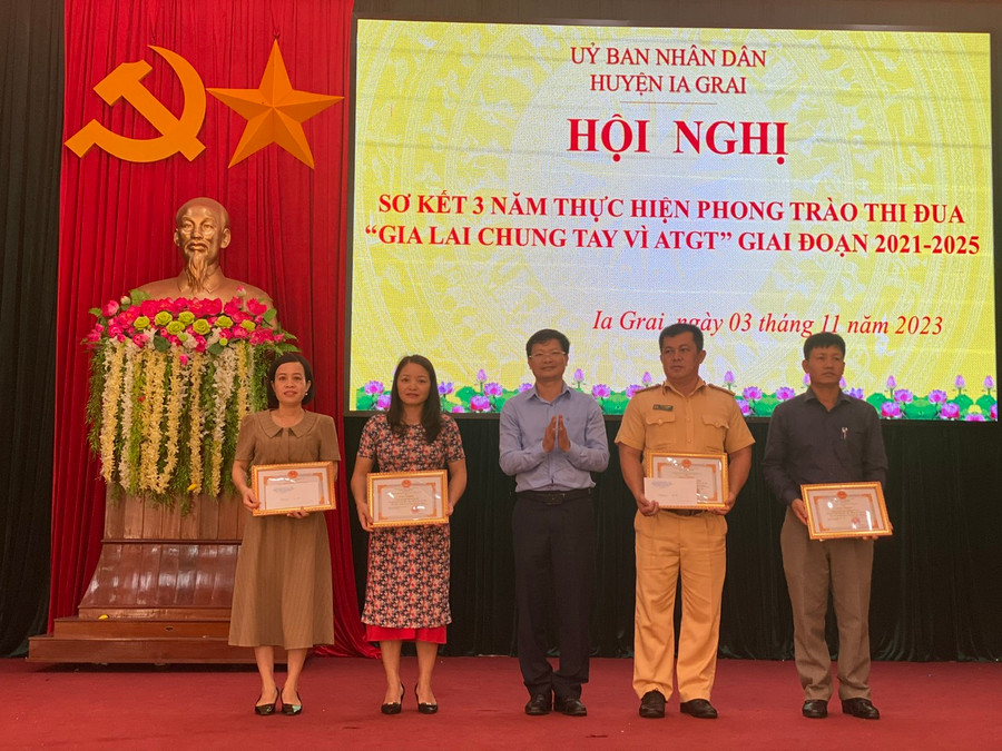 Các tập thể, cá nhân có thành tích trong thực hiện phong trào thi đua &quot;Gia Lai chung tay vì an toàn giao thông&quot; giai đoạn 2021-2023 được tặng giấy khen của Chủ tịch UBND huyện. Ảnh: Phương Lộc