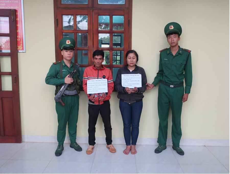 Đối tượng Vương và Thế tại Đồn Biên phòng Cửa khẩu Quốc tế Lệ Thanh. Ảnh: Quốc Vinh