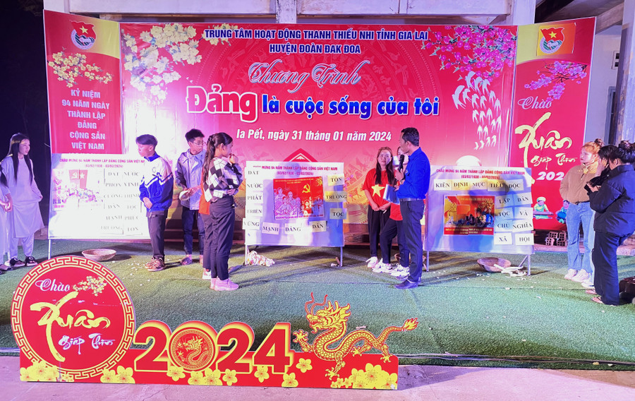 Các bạn đoàn viên thanh niên thi ghép tranh với chủ đề "Đảng là cuộc sống của tôi". Ảnh: Hà Đức Thành Các bạn đoàn viên thanh niên thi ghép tranh với chủ đề "Đảng là cuộc sống của tôi". Ảnh: Hà Đức Thành