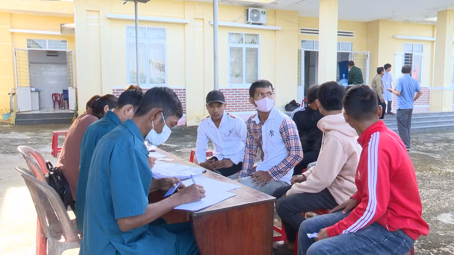 Các thanh niên thực hiện khám tuyển nghĩa vụ quân sự. Ảnh: Nguyễn Chi