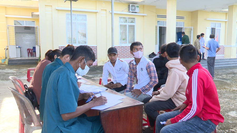 Các thanh niên thực hiện khám tuyển nghĩa vụ quân sự. Ảnh: Nguyễn Chi