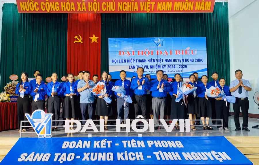 Ủy ban Hội LHTN Việt Nam huyện Kông Chro nhiệm kỳ 2024-2029 ra mắt tại Đại hội. Ảnh: H.Đ.T Ủy ban Hội LHTN Việt Nam huyện Kông Chro nhiệm kỳ 2024-2029 ra mắt tại Đại hội. Ảnh: H.Đ.T