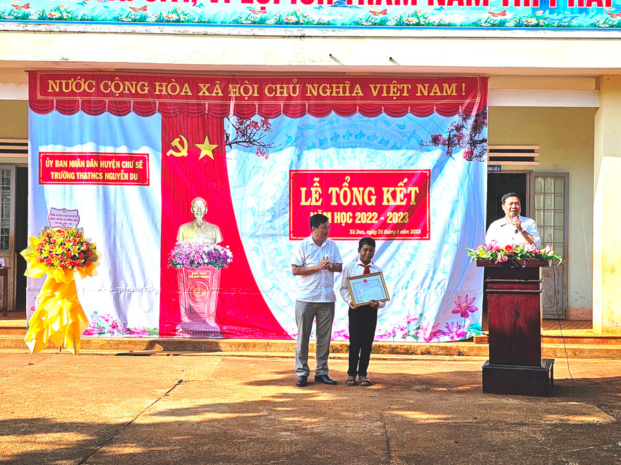 Bí thư Huyện ủy Lý Anh Sang trao thưởng cho em Siu Sam Ban. Ảnh: Mỹ Đức Bí thư Huyện ủy Lý Anh Sang trao thưởng cho em Siu Sam Ban. Ảnh: Mỹ Đức