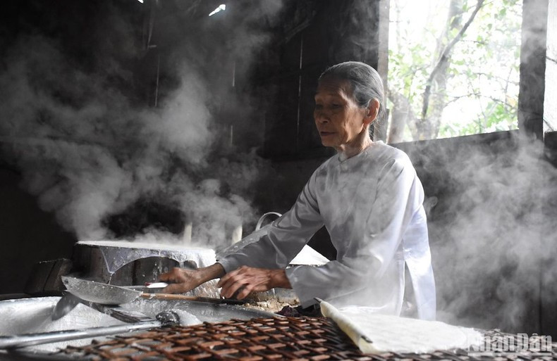 Nghệ nhân nghề làm bánh tráng Túy Loan Đặng Thị Túy Phong. Ảnh: ANH ĐÀO/BÁO NHÂN DÂN Nghệ nhân nghề làm bánh tráng Túy Loan Đặng Thị Túy Phong. Ảnh: ANH ĐÀO/BÁO NHÂN DÂN