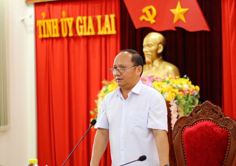 Phó Bí thư Tỉnh ủy Rah Lan Chung phát biểu tại hội nghị. Ảnh: Đăng Vũ Phó Bí thư Tỉnh ủy Rah Lan Chung phát biểu tại hội nghị. Ảnh: Đăng Vũ