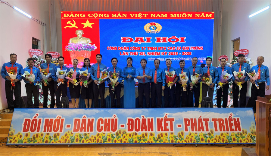 Ban Chấp hành Công đoàn Công ty TNHH một thành viên Cao su Chư Prông ra mắt tại Đại hội. Ảnh: Hà Đức Thành Ban Chấp hành Công đoàn Công ty TNHH một thành viên Cao su Chư Prông ra mắt tại Đại hội. Ảnh: Hà Đức Thành