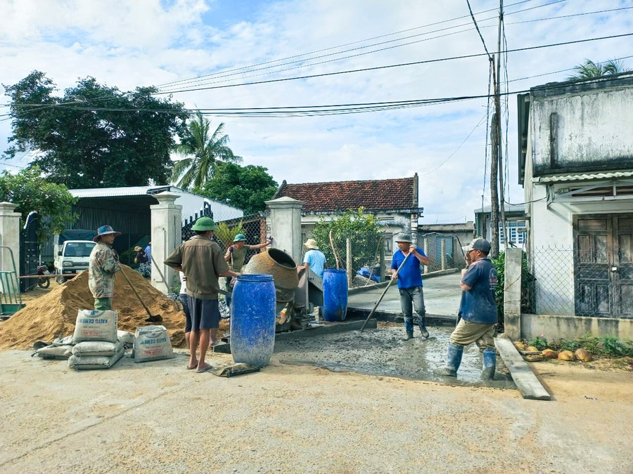 Người dân Đak Pơ tham gia xây dựng NTM. Ảnh: Nguyễn Hiền Người dân Đak Pơ tham gia xây dựng NTM. Ảnh: Nguyễn Hiền