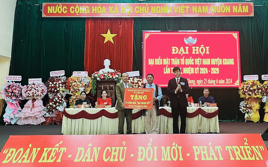 Phó Chủ tịch Ủy ban MTTQ Việt Nam tỉnh trao bảng tượng trưng kinh phí 700 triệu đồng cho Ủy ban MTTQ Việt Nam huyện Kbang. Ảnh: Hồng Hạnh Phó Chủ tịch Ủy ban MTTQ Việt Nam tỉnh trao bảng tượng trưng kinh phí 700 triệu đồng cho Ủy ban MTTQ Việt Nam huyện Kbang. Ảnh: Hồng Hạnh