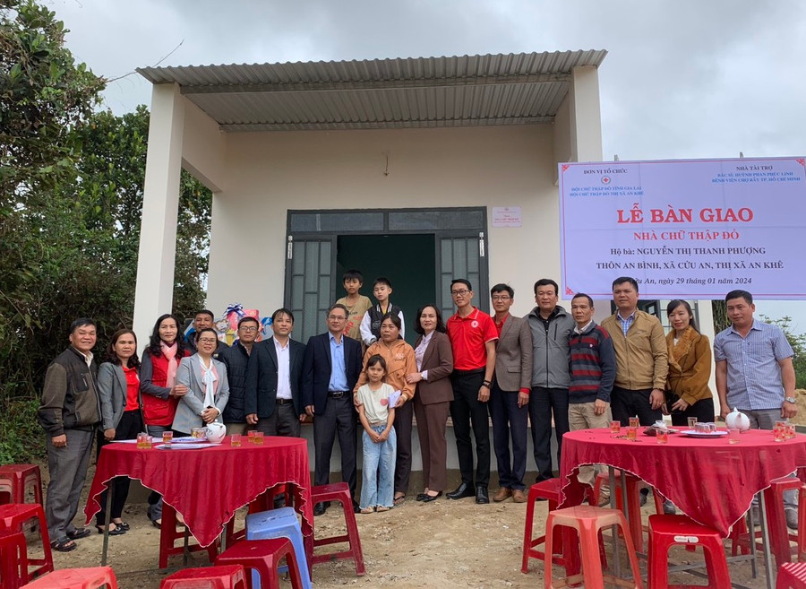Bàn giao nhà Chữ thập đỏ cho bà Nguyễn Thị Thanh Phượng, cư trú thôn An Bình, xã Cửu An, thị xã An Khê. Ảnh: Hồng Ngọc Bàn giao nhà Chữ thập đỏ cho bà Nguyễn Thị Thanh Phượng, cư trú thôn An Bình, xã Cửu An, thị xã An Khê. Ảnh: Hồng Ngọc