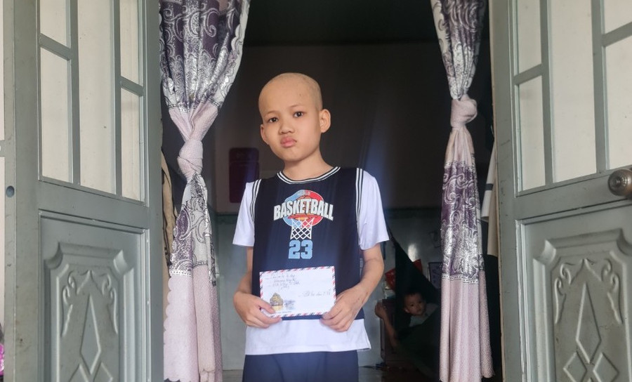 Cháu Vũ nhận số tiền do các Mạnh Thường Quân ủng hộ. Cháu Vũ nhận số tiền do các Mạnh Thường Quân ủng hộ.