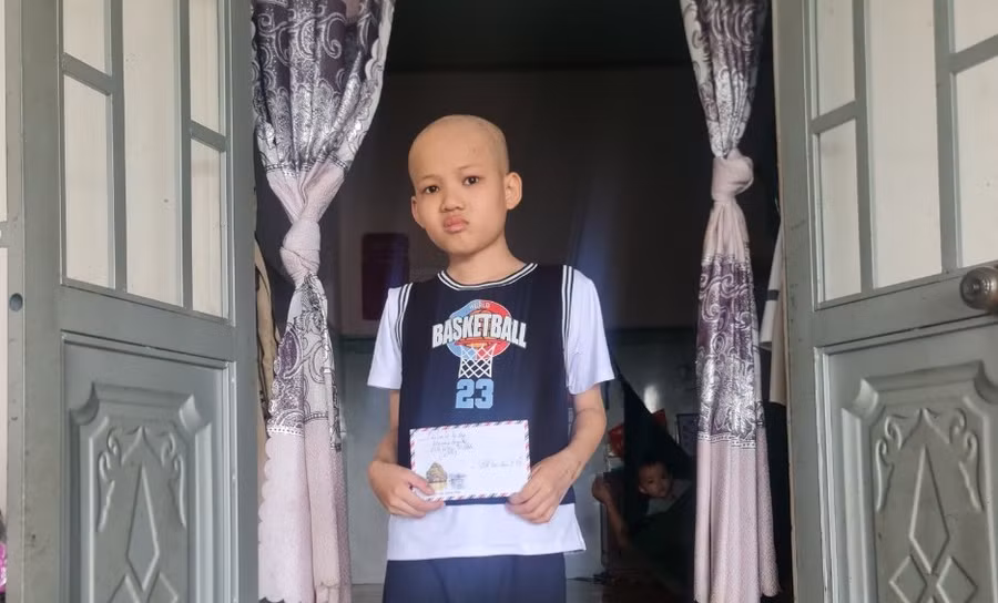 Cháu Vũ nhận số tiền do các Mạnh Thường Quân ủng hộ.