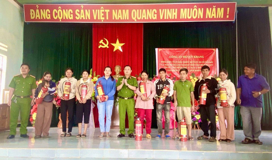 Công an huyện Kbang trao bình chữa cháy cho các hộ gia đình có hoàn cảnh khó khăn. Ảnh: Gia Hân