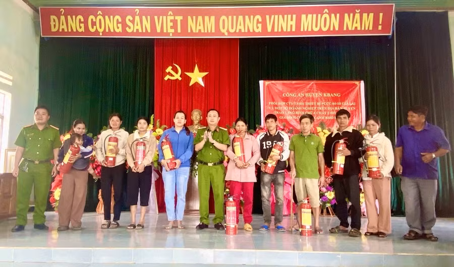 Công an huyện Kbang trao bình chữa cháy cho các hộ gia đình có hoàn cảnh khó khăn. Ảnh: Gia Hân