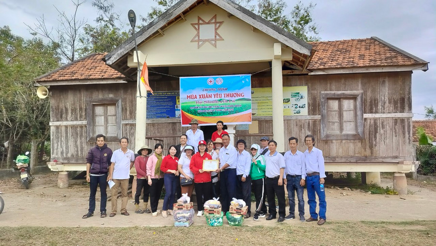 Đoàn công tác tặng quà cho đồng bào dân tộc thiểu số nghèo, khó khăn của làng Pngăl, xã Kông Lơng Khơng, huyện Kbang. Ảnh: Hồng Ngọc Đoàn công tác tặng quà cho đồng bào dân tộc thiểu số nghèo, khó khăn của làng Pngăl, xã Kông Lơng Khơng, huyện Kbang. Ảnh: Hồng Ngọc