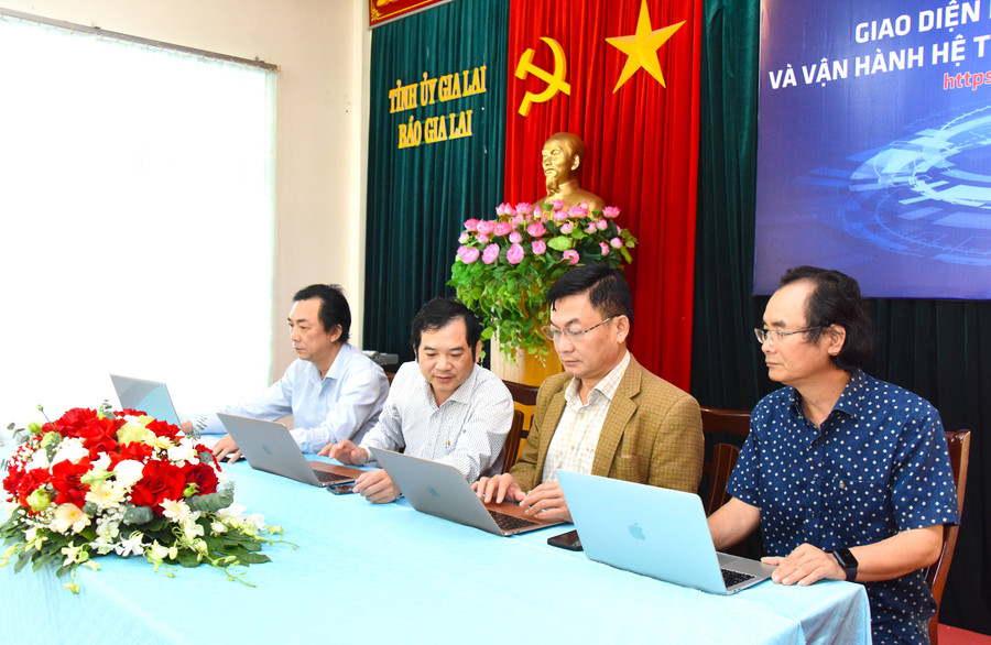 Ban Biên tập Báo Gia Lai vận hành hệ thống quản trị nội dung mới. Ảnh: Đức Thụy Ban Biên tập Báo Gia Lai vận hành hệ thống quản trị nội dung mới. Ảnh: Đức Thụy