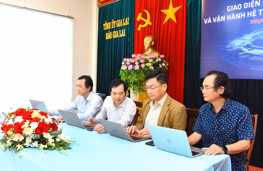 Ban Biên tập Báo Gia Lai vận hành hệ thống quản trị nội dung mới. Ảnh: Đức Thụy