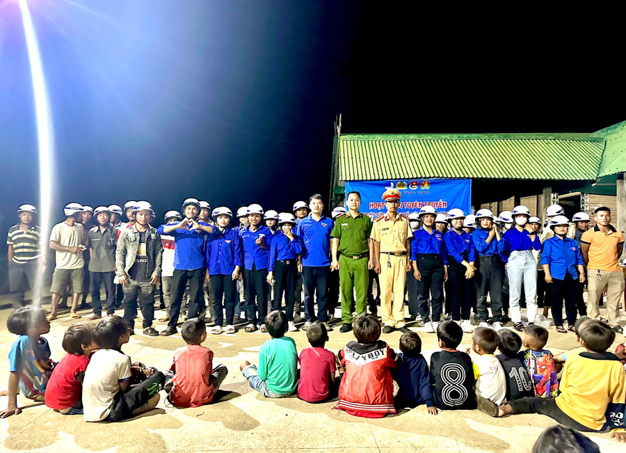 Huyện Đoàn, Hội Liên hiệp thanh niên Việt Nam huyện đã trao tặng 50 mũ bảo hiểm từ nguồn tài trợ của Trung tâm Công tác xã hội thanh thiếu niên TP. Hồ Chí Minh cho đoàn viên, thanh niên và người dân xã Đak Pơ Pho. Ảnh: Phương Liên