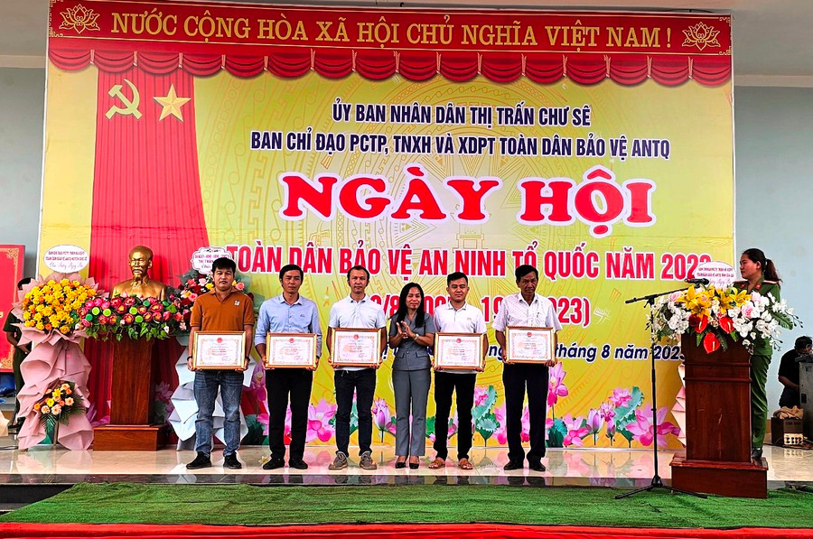 Các cá nhân có thành tích xuất sắc trong phong trào Toàn dân bảo vệ ANTQ được tặng giấy khen của Chủ tịch UBND huyện. Ảnh: Mỹ Đức Các cá nhân có thành tích xuất sắc trong phong trào Toàn dân bảo vệ ANTQ được tặng giấy khen của Chủ tịch UBND huyện. Ảnh: Mỹ Đức