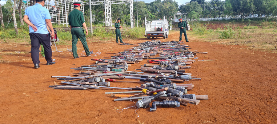 Các loại súng tự chế, vũ khí thô sơ và công cụ hỗ trợ được huyện Chư Prông tiêu hủy. Ảnh: Khánh Linh