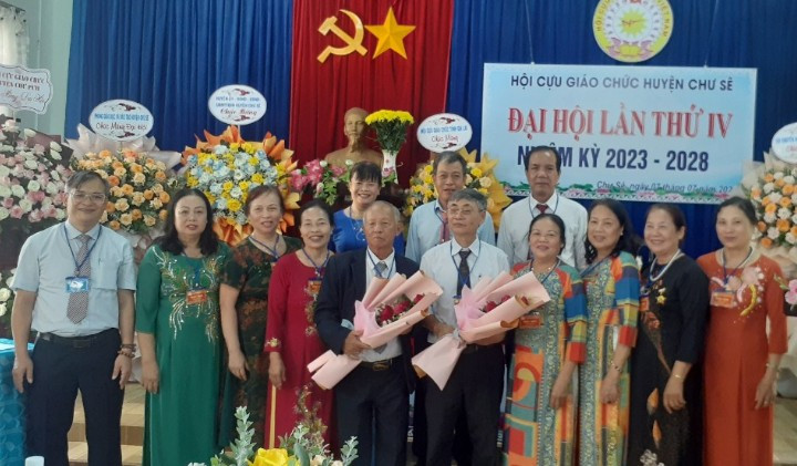 Ban Chấp hành Hội Cựu giáo chức huyện Chư Sê ra mắt tại Đại hội. Ảnh: Hoàng Viên Ban Chấp hành Hội Cựu giáo chức huyện Chư Sê ra mắt tại Đại hội. Ảnh: Hoàng Viên