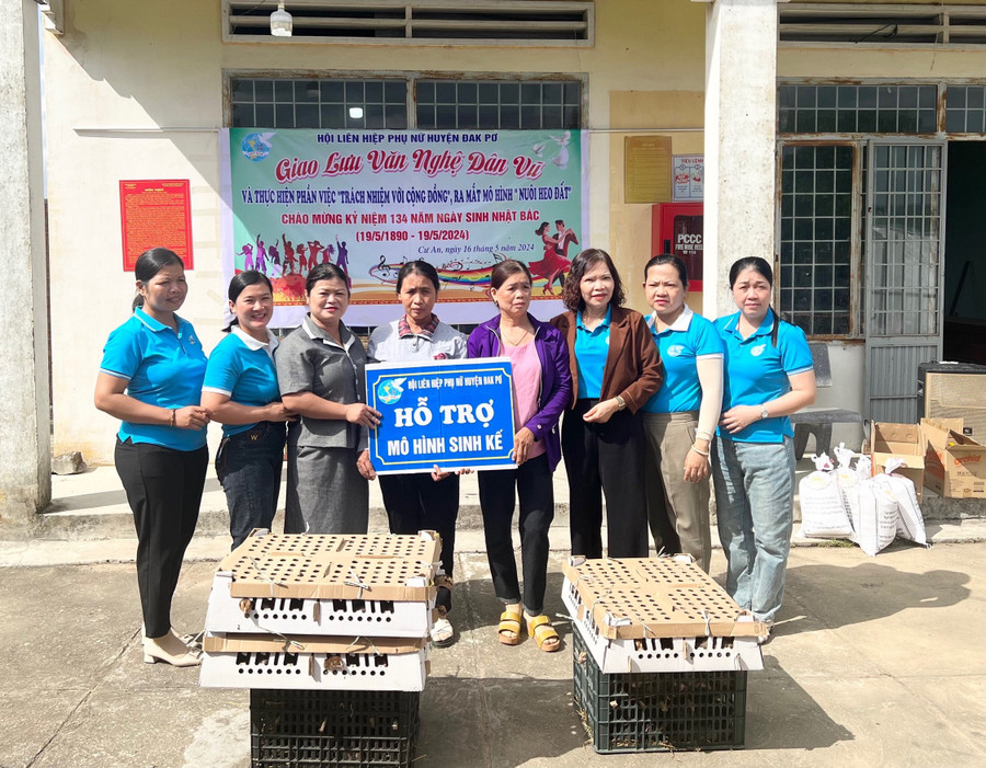 Hội LHPN huyện trao mô hình sinh kế cho 2 hội viên nghèo của xã Cư An. Ảnh: Lan Anh