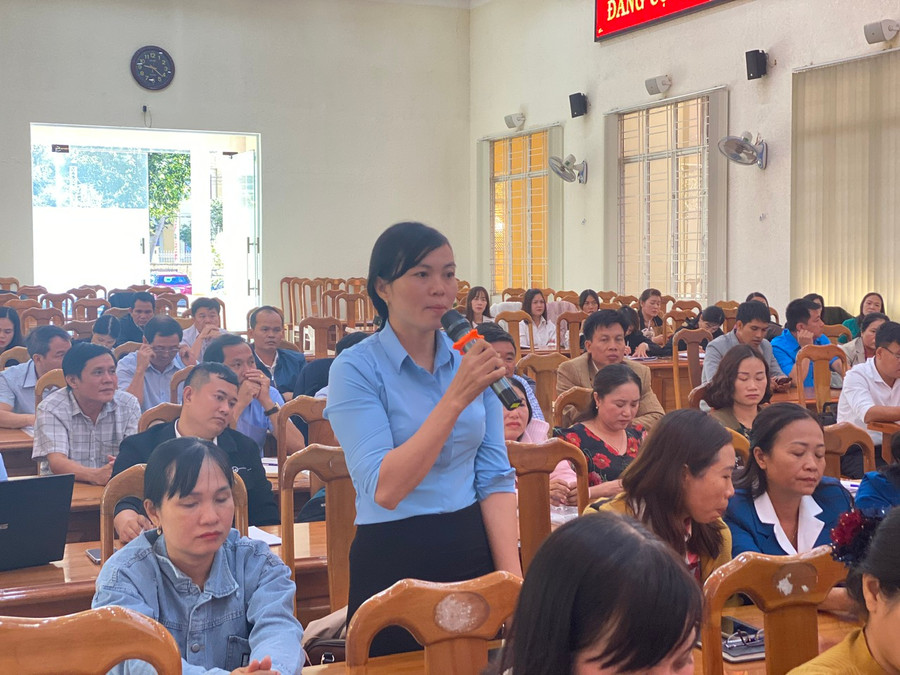 Cô giáo Nguyễn Thị Định nêu ý kiến về tình trạng thiếu cán bộ quản lý tại Trường Mẫu giáo 2-9, xã Ia O. Ảnh: Phương Lộc