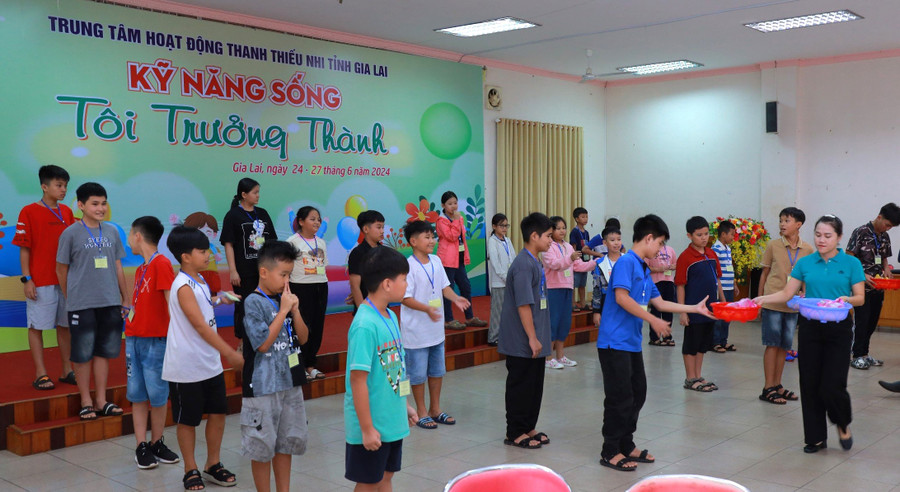 Các em thiếu nhi tham gia các hoạt động rèn luyện kỹ năng tại chương trình. Ảnh: Hà Đức Thành