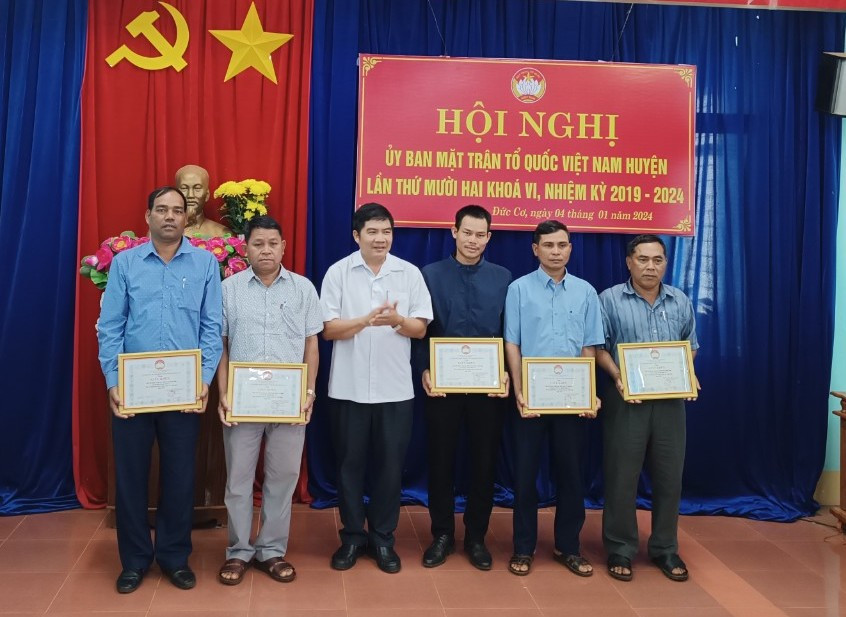 Đại diện lãnh đạo Ủy ban MTTQ Việt Nam huyện Đức Cơ đã tặng giấy khen cho các tập thể đã có thành tích xuất sắc trong công tác Mặt trận năm 2023. Ảnh: Ngọc Anh Đại diện lãnh đạo Ủy ban MTTQ Việt Nam huyện Đức Cơ đã tặng giấy khen cho các tập thể đã có thành tích xuất sắc trong công tác Mặt trận năm 2023. Ảnh: Ngọc Anh