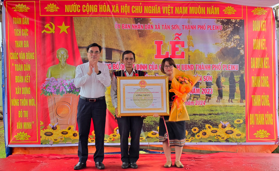 Phó Chủ tịch UBND TP. Pleiku Nguyễn Hữu Sung trao bằng công nhận làng Têng 1 đạt chuẩn nông thôn mới năm 2023. Ảnh: Bá Bính