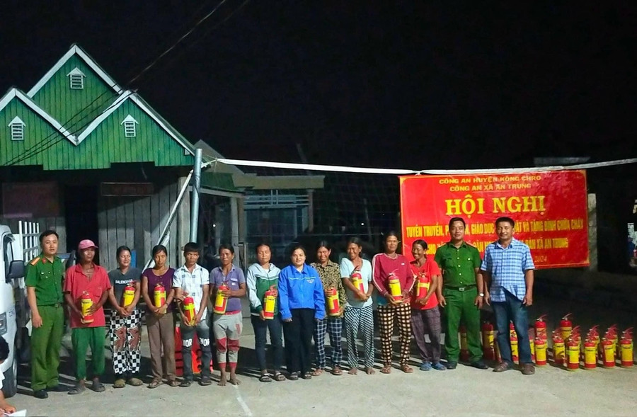 Công an xã An trung tặng bình chữa cháy cho hộ nghèo và cận nghèo. Ảnh: Thúy Ngọ Công an xã An trung tặng bình chữa cháy cho hộ nghèo và cận nghèo. Ảnh: Thúy Ngọ