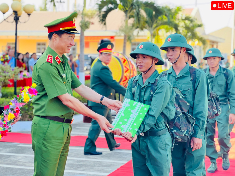 Thượng tướng Nguyễn Duy Ngọc-Ủy viên Ban Chấp hành Trung ương Đảng, Thứ trưởng Bộ Công an tặng quà cho các tân binh. Ảnh: Phan Lài