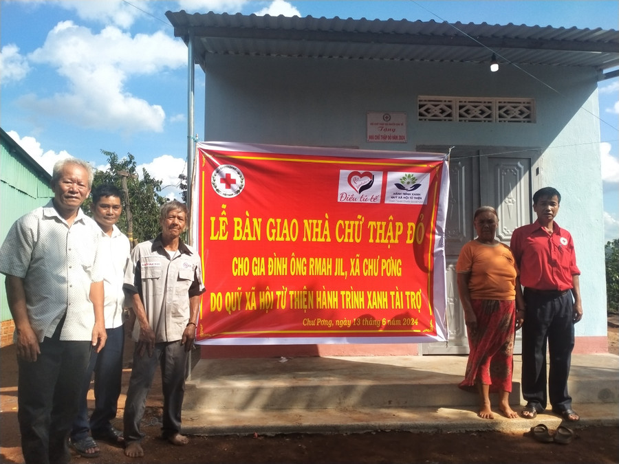 Trao nhà Chữ thập đỏ cho gia đình ông Rmah Jil, làng Hố Bua, xã Chư Pơng, huyện Chư Sê. Ảnh: H.N