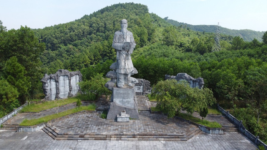 Tượng đài Lê Hữu Trác trên núi Minh Tự (huyện Hương Sơn, tỉnh Hà Tĩnh). Ảnh nguồn Báo Tiền Phong. Tượng đài Lê Hữu Trác trên núi Minh Tự (huyện Hương Sơn, tỉnh Hà Tĩnh). Ảnh nguồn Báo Tiền Phong.