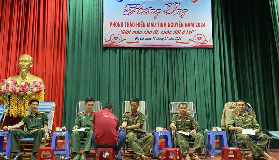 Đông đảo cán bộ, chiến sĩ Lữ đoàn Pháo phòng không 234, Quân đoàn 3 hiến máu tình nguyện. Ảnh: Hồng Ngọc