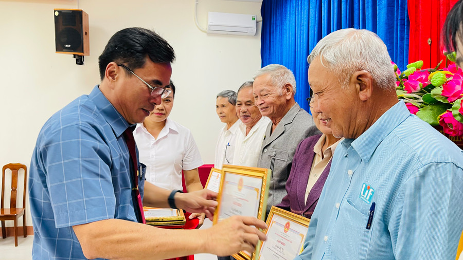 Lãnh đạo UBND TP. Pleiku trao giấy khen cho các cá nhân có thành tích xuất sắc trong tham gia xây dựng hệ thống chính trị cơ sở giai đoạn 2019-2024. Ảnh: Bá Bính Lãnh đạo UBND TP. Pleiku trao giấy khen cho các cá nhân có thành tích xuất sắc trong tham gia xây dựng hệ thống chính trị cơ sở giai đoạn 2019-2024. Ảnh: Bá Bính