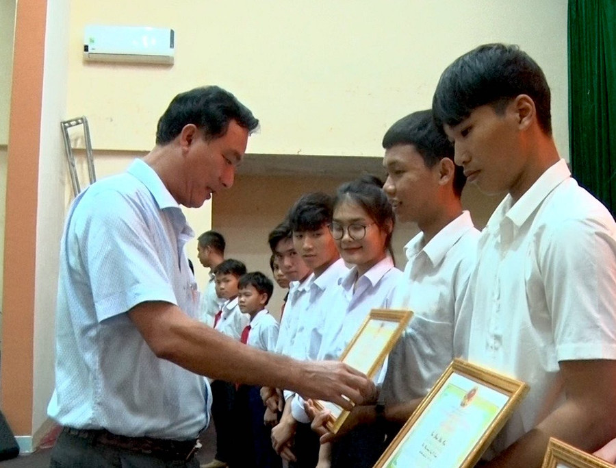 Lãnh đạo UBND huyện Kbang tặng giấy khen cho các em học sinh có thành tích xuất sắc trong năm học 2022-2023. Ảnh: Hồng Hạnh Lãnh đạo UBND huyện Kbang tặng giấy khen cho các em học sinh có thành tích xuất sắc trong năm học 2022-2023. Ảnh: Hồng Hạnh