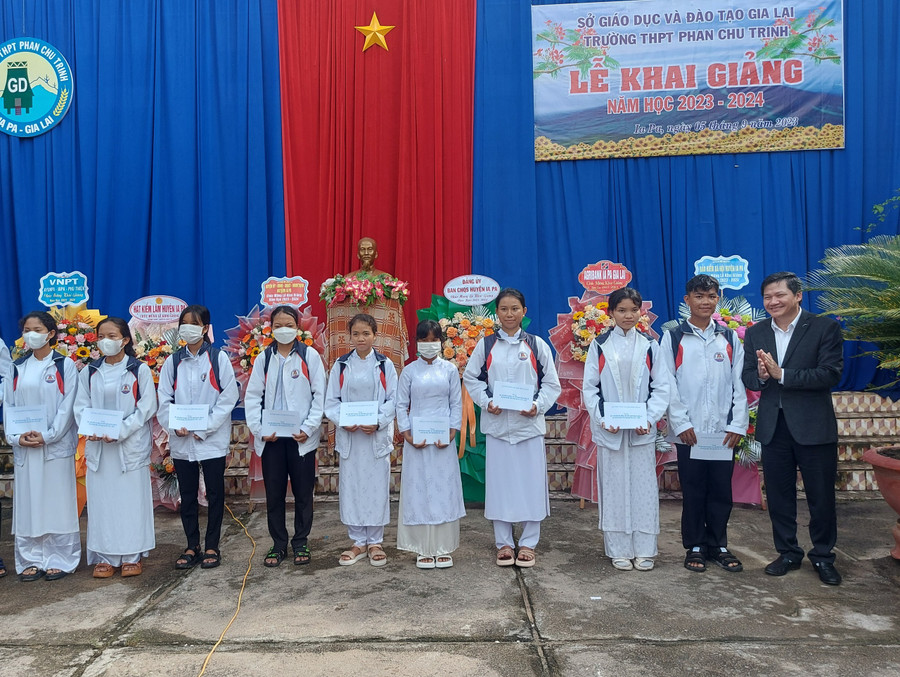 Phó Chủ tịch Thường trực HĐND tỉnh Trương Văn Đạt (bìa phải) trao học bổng Nay Der cho học sinh Trường THPT Phan Chu Trinh (huyện Ia Pa). Ảnh: Nguyễn Tú Phó Chủ tịch Thường trực HĐND tỉnh Trương Văn Đạt (bìa phải) trao học bổng Nay Der cho học sinh Trường THPT Phan Chu Trinh (huyện Ia Pa). Ảnh: Nguyễn Tú