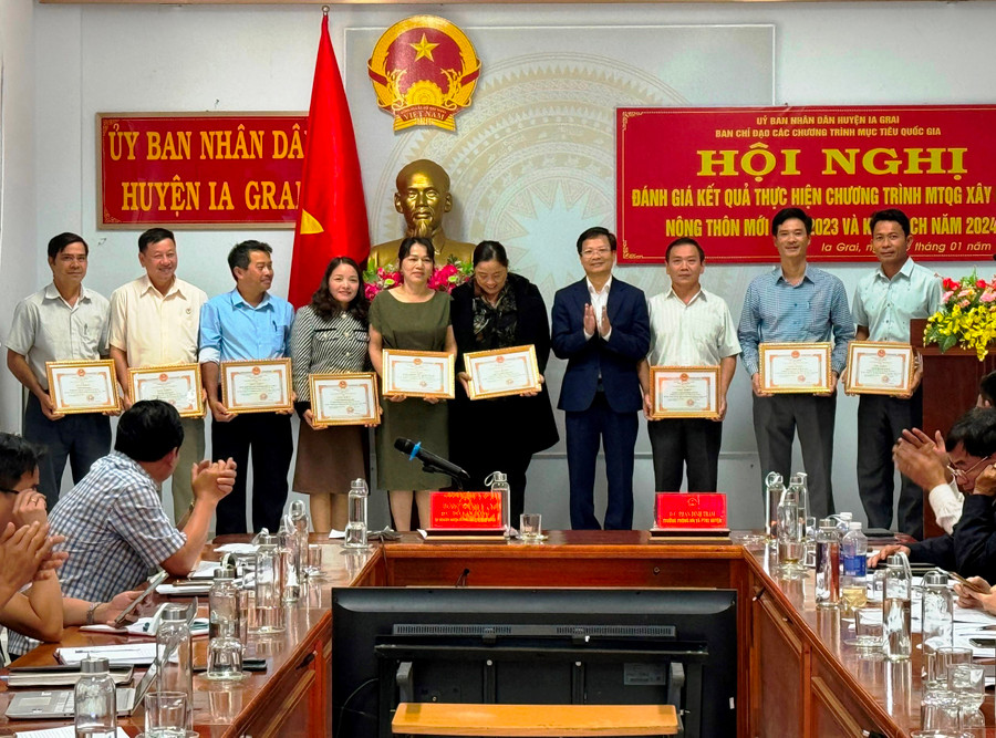 Chủ tịch UBND huyện Ia Grai khen thưởng các tập thể xuất sắc trong phong trào thi đua “Ia Grai chung sức xây dựng nông thôn mới” giai đoạn 2021-2023. Ảnh: Minh Thoan