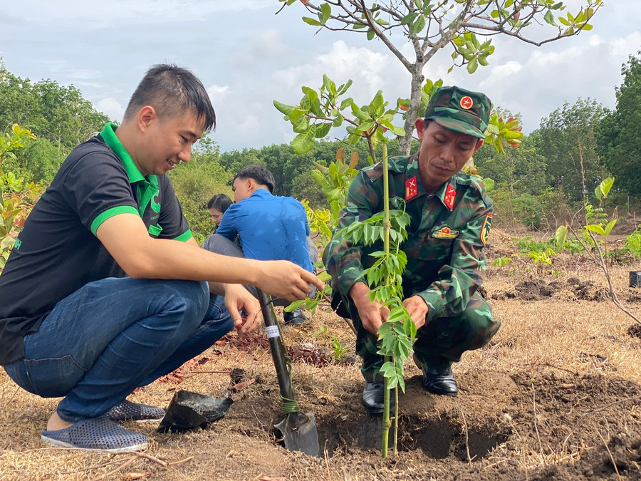 Cán bộ, chiến sĩ Ban Chỉ huy Quân sự huyện Ia Grai trồng cây nhân dịp sinh nhật Bác. Ảnh: Phương Lộc Cán bộ, chiến sĩ Ban Chỉ huy Quân sự huyện Ia Grai trồng cây nhân dịp sinh nhật Bác. Ảnh: Phương Lộc