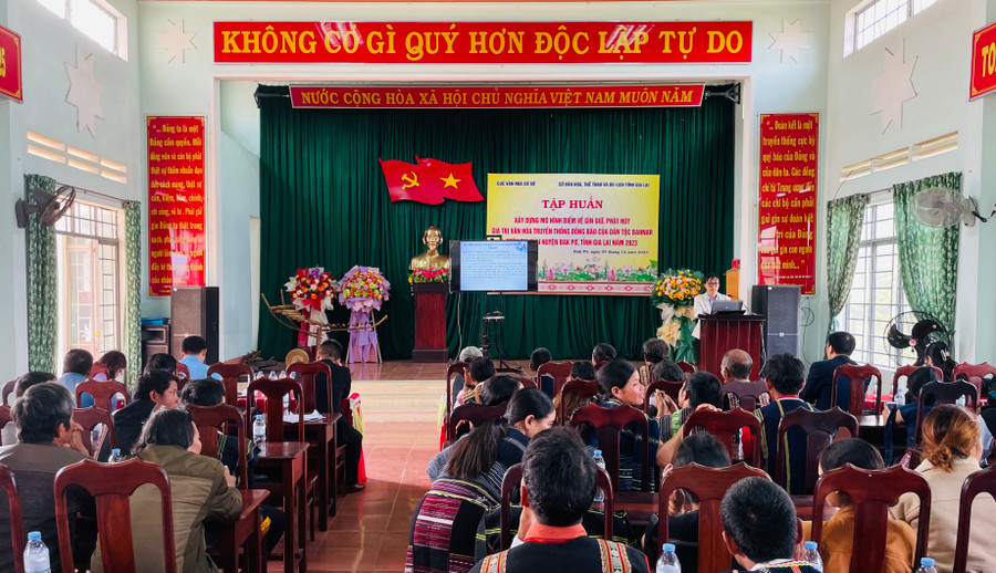 Đông đảo các học viên tham gia lớp tập huấn. Ảnh: Nguyễn Hiền