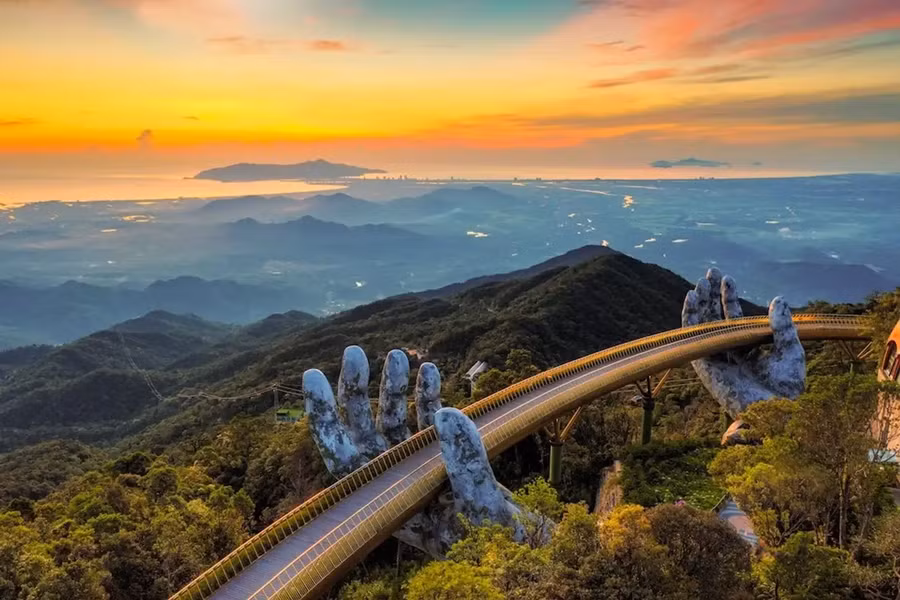 Cầu Vàng nhìn từ trên cao mang vẻ đẹp mềm mại, huyền ảo. Ảnh nguồn Traveloka