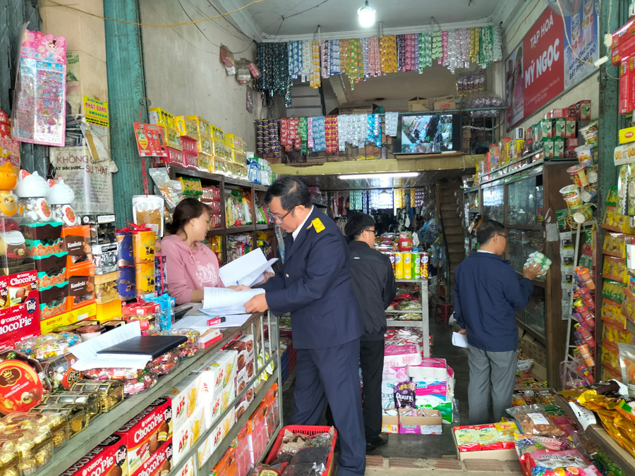 Đoàn kiểm tra liên ngành huyện Kbang triển khai đợt kiểm tra các hoạt động sản xuất, kinh doanh hàng hóa, dịch vụ vận tải trước Tết Nguyên đán Giáp Thìn 2024. Ảnh: Minh Ngân Đoàn kiểm tra liên ngành huyện Kbang triển khai đợt kiểm tra các hoạt động sản xuất, kinh doanh hàng hóa, dịch vụ vận tải trước Tết Nguyên đán Giáp Thìn 2024. Ảnh: Minh Ngân