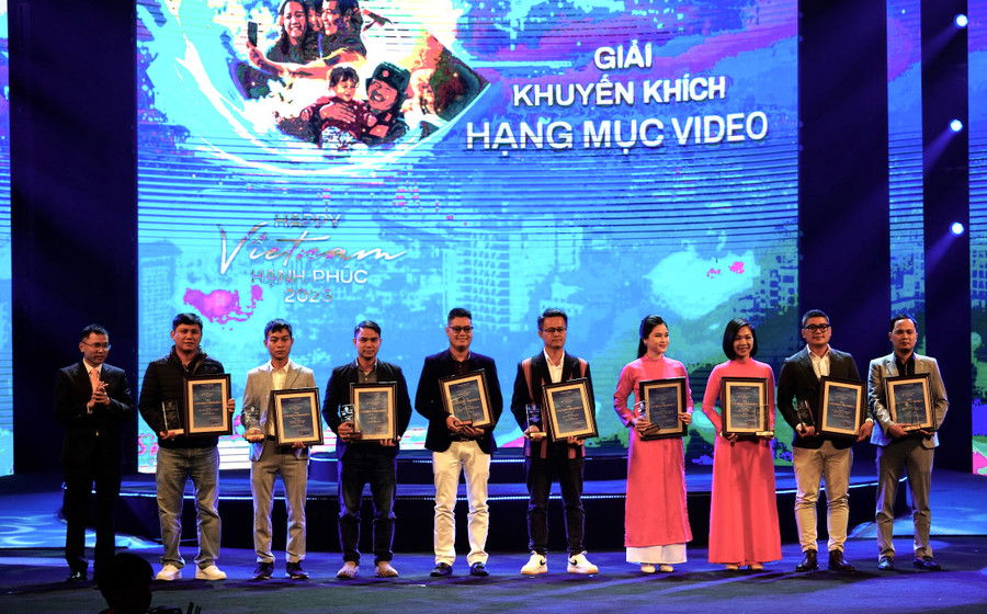 Tác giả Phan Xuân Nguyên (thứ 6 từ trái sang) nhận giải khuyến khích ở hạng mục Video của cuộc thi. Ảnh nhân vật cung cấp