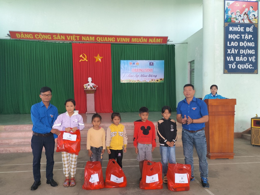 Đoàn công tác tặng quà cho các em học sinh có hoàn cảnh khó khăn của xã Nghĩa An, huyện Kbang. Ảnh: Hữu Nở Đoàn công tác tặng quà cho các em học sinh có hoàn cảnh khó khăn của xã Nghĩa An, huyện Kbang. Ảnh: Hữu Nở