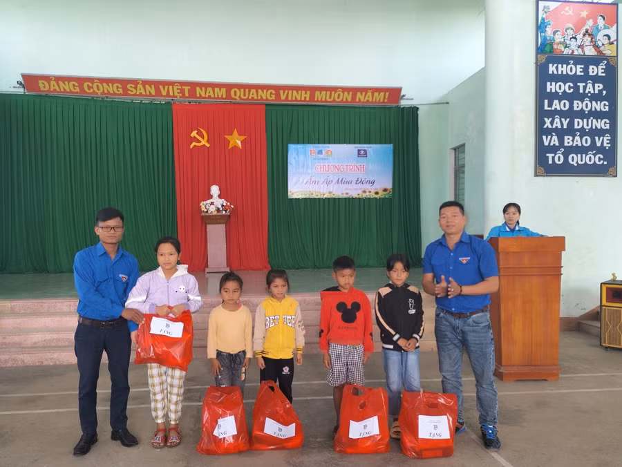 Đoàn công tác tặng quà cho các em học sinh có hoàn cảnh khó khăn của xã Nghĩa An, huyện Kbang. Ảnh: Hữu Nở